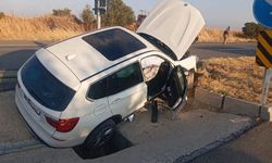 Aile otomobili kavşak duvarına çarptı: 4 yaralı