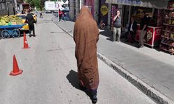Dilenci ihbarına giden zabıta, karşılarında tiyatrocuyu buldu