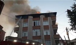 4 katlı binanın çatı katı yandı