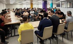 Öz, üniversiteli gençlerle bir araya gelerek beklenti ve talepleri dinledi