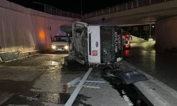Virajı alamayan asfalt kamyonu alt geçit yoluna düştü