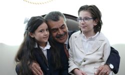 Bakan Tekin, Cumhurbaşkanı Erdoğan'la şarkı söyleyen öğrencileri kabul etti