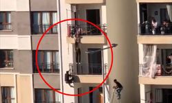 Balkondan düşmek üzere olan kız çocuğunu katları tırmanarak kurtardı