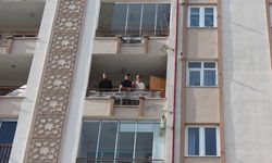Çay içerken 5’inci kattan düşüp ağır yaralandı