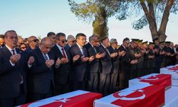 Cevdet Yılmaz, KKTC'de şehitlikte devlet törenine katıldı