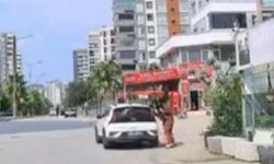 El freni çekilmeyen otomobilin altında kalıyordu