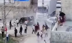 Kavgada kalabalığın arasına aracıyla daldı