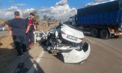 Kamyonun altına giren otomobilde anne ve kızı hayatını kaybetti