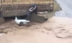 Otomobilde mahsur kalan 3 kişi kurtarıldı