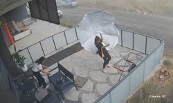 Şiddetli rüzgarda şemsiyeyle birlikte savruldular
