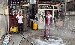 Örümcek Adam’ı oto yıkamacıda hortumla yıkadılar