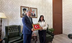 Yerde gördüğü Türk bayrağını alan kuryeye validen kutlama
