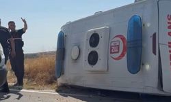 Zincirleme kazaya karışan ambulans devrildi
