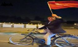 103 araçlık konvoyda bisikletiyle dikkat çekti