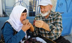 58 yıllık eşine her doğum gününde üzüm hediye ediyor