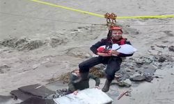 Selde mahsur kalan Zeynep bebeği AFAD kurtardı