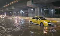 Adana'da sağanak nedeniyle yollar göle döndü
