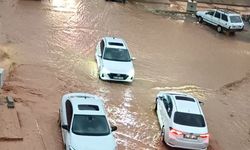 Sağanak nedeniyle yollar çöktü, araçlar mahsur kaldı