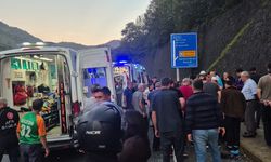 Kontrolden çıkan otomobil karşı şeride geçip duvara çarptı