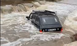Sel sularına kapılan otomobildeki 2 kişi kurtarıldı