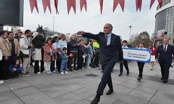 Cumhuriyet töreninde öğretmenin yürüyüşü alkış aldı