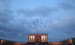 Cumhuriyet Bayramı’nda Türk Yıldızları'ndan Anıtkabir’de saygı uçuşu