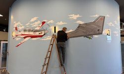 35 yıllık ressam, çocuklar için duvarları renklendiriyor