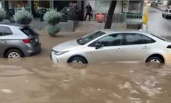 Diyarbakır’ı sağanak vurdu: Cadde ve sokaklar göle döndü