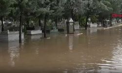 Sağanak mezarlığı su altında bıraktı