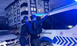 Ehliyet sınavına kulağındaki kopya düzeneğiyle girdi