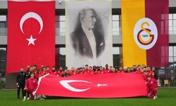 Galatasaray’dan 29 Ekim’e özel bayraklı poz