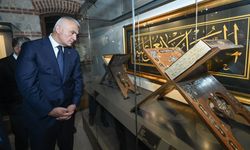 Hattat Mehmet Özçay, el yazması Mushaf'ını TÜYEK’e bağışladı