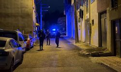 Evinin önünde pusu kurduğu husumetlisini silahla yaraladı