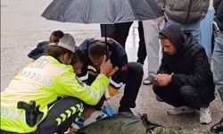 Bakan Çiftçi’den yaralı gence şemsiye tutan polise teşekkür