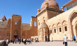 İshak Paşa Sarayı turistlerin gözdesi