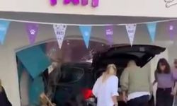 Park halindeki araca çarpıp markete giren otomobilde 2 yaralı