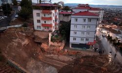 Kahramanmaraş'ta bina sakinlerini korkutan toprak kayması