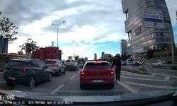 Emniyet şeridine girmek için otomobilin plakasını söktüler