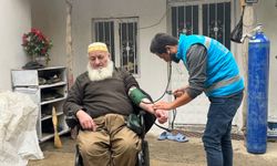 Kazakistanlı doktor, Hakkari’de 96 hastaya şifa oluyor