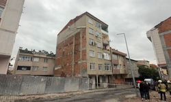 Çatlaklar oluşan ve sesler gelen 7 katlı bina tahliye edildi