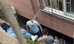 Çarşaf koptu, iki genç kız 3’üncü kattan düştü