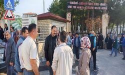 Lastiği patlayan otomobildeki 3 adayı jandarma yetiştirdi