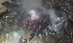 7 katlı binanın 3 katı çöktü: 2 ölü, 10 yaralı