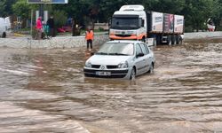 Mersin’de sağanak alarmı: Araçlar yolda kaldı