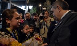 Altın madalyalı sporculara havalimanında karşılama