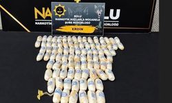 Midesinden kapsüller içinde 943 gram yasaklı madde çıktı