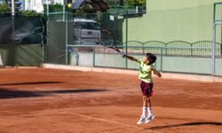 Geleceğin tenis yıldızları Yenişehir'de kortlara çıktı