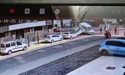 Kavşakta çarpışan araçlar park halindeki otomobile savruldu