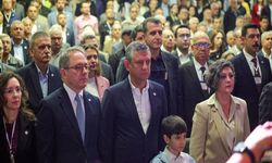 Özgür Özel: "Yeni Parti karanlığa inat yakılmış bir mumdur"