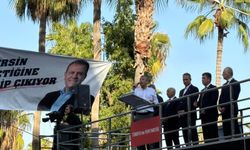 Özel, Büyükşehir Belediyesi önünü miting alanı yaptı